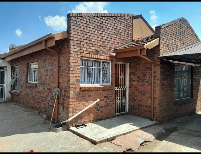 3 BEDROOM HOUSE FOR SALE IN THOKOZA EXT 2